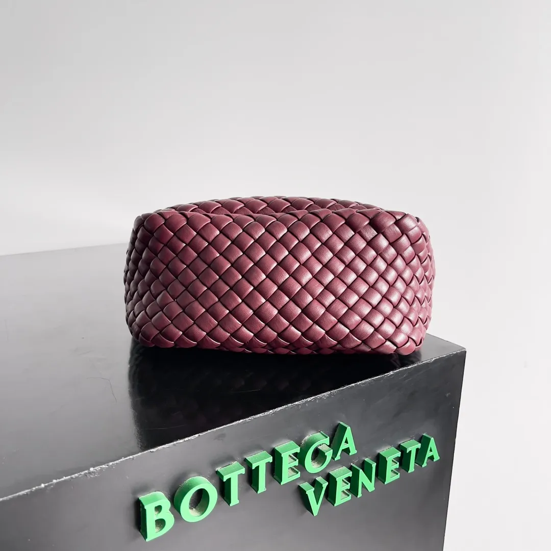 Batch 1760 BOTTEGA VENETA's new mini COBBLE bag. This season's mini Cobble series brings a new style of handbag. The body of the bag resembles the shape of a "Yuanbao", giving you good luck throughout autumn and winter! This Yuanbao bag is made of three pieces of quilted cotton and has an unlined body, showing its quiet power. The bag is carefully designed to create a three-dimensional look. The joints and edges are decorated with lambskin strips to create a sense of simplicity. The handbag is not lined, so you can directly appreciate the consistent lambskin on the outside and inside. It is beautiful both inside and outside. The top handle of this handbag is made of leather-wrapped rope and is quite sturdy. The detachable shoulder strap is secured by a leather buckle inside the bag. Can be carried by hand, carried on the shoulder or cross-body, very easy to match! Style number: 805739 Size: 23*11*8cm